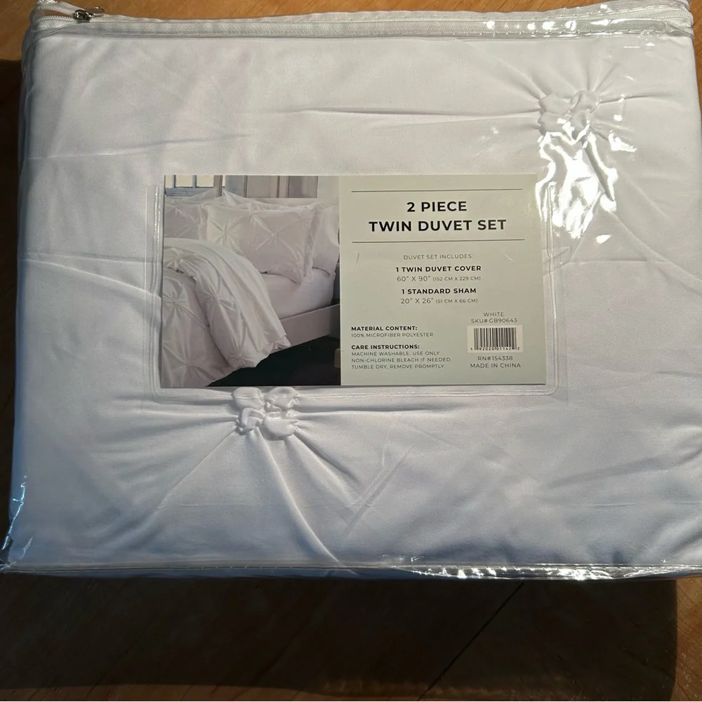 White, twin sized, pintuck microfiber duvet cover & standard sham - NEW